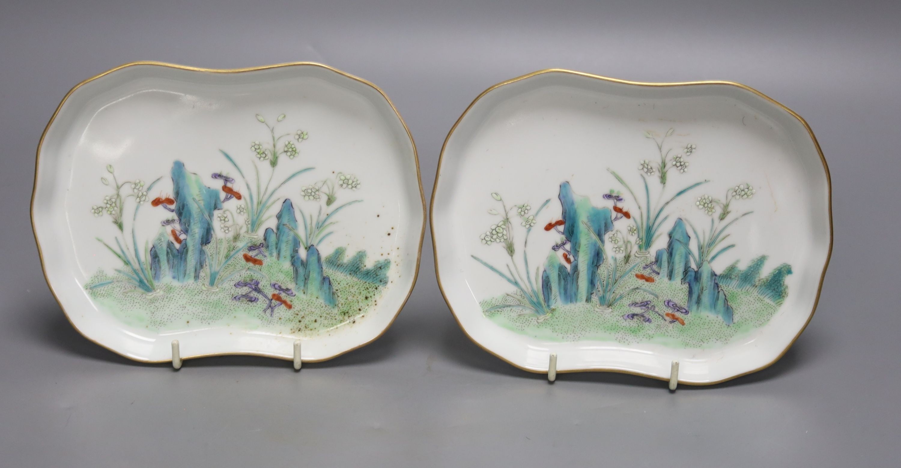 A pair of Chinese enamelled porcelain shaped dishes, length 17cm